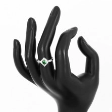 Strieborný prsteň 925 - číry zirkónový kosoštvorec, okrúhly zelený zirkón