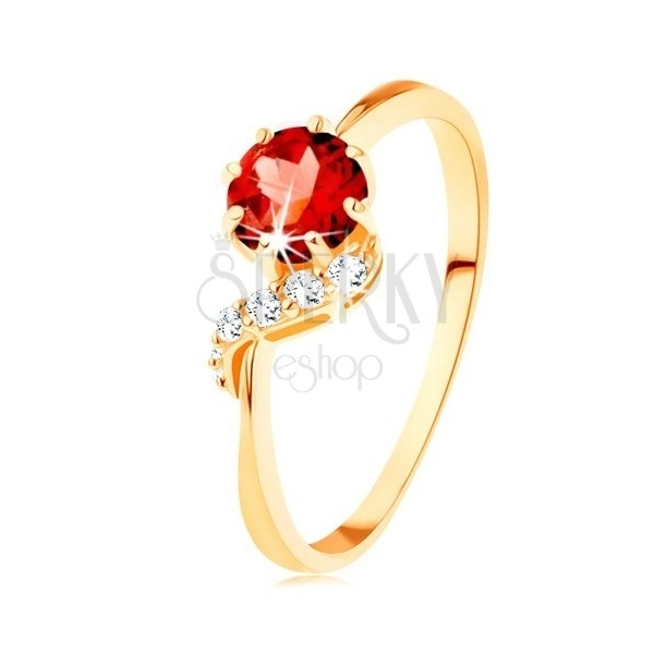 Zlatý prsteň 375 - okrúhly granát červenej farby, ligotavá vlnka