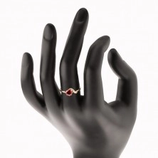 Zlatý prsteň 375 - okrúhly granát červenej farby, ligotavá vlnka