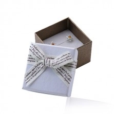 Bielo-hnedá darčeková krabička na prsteň alebo náušnice - krémová mašlička s hnedým písmom
