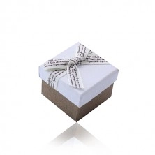 Bielo-hnedá darčeková krabička na prsteň alebo náušnice - krémová mašlička s hnedým písmom