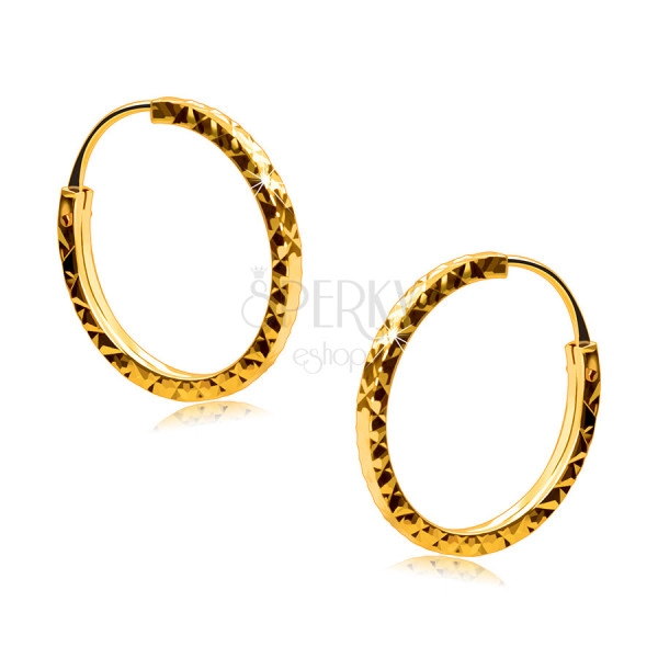 Náušnice v žltom 585 zlate - kruhy zdobené diamantovým rezom, hranaté ramená, 14 mm